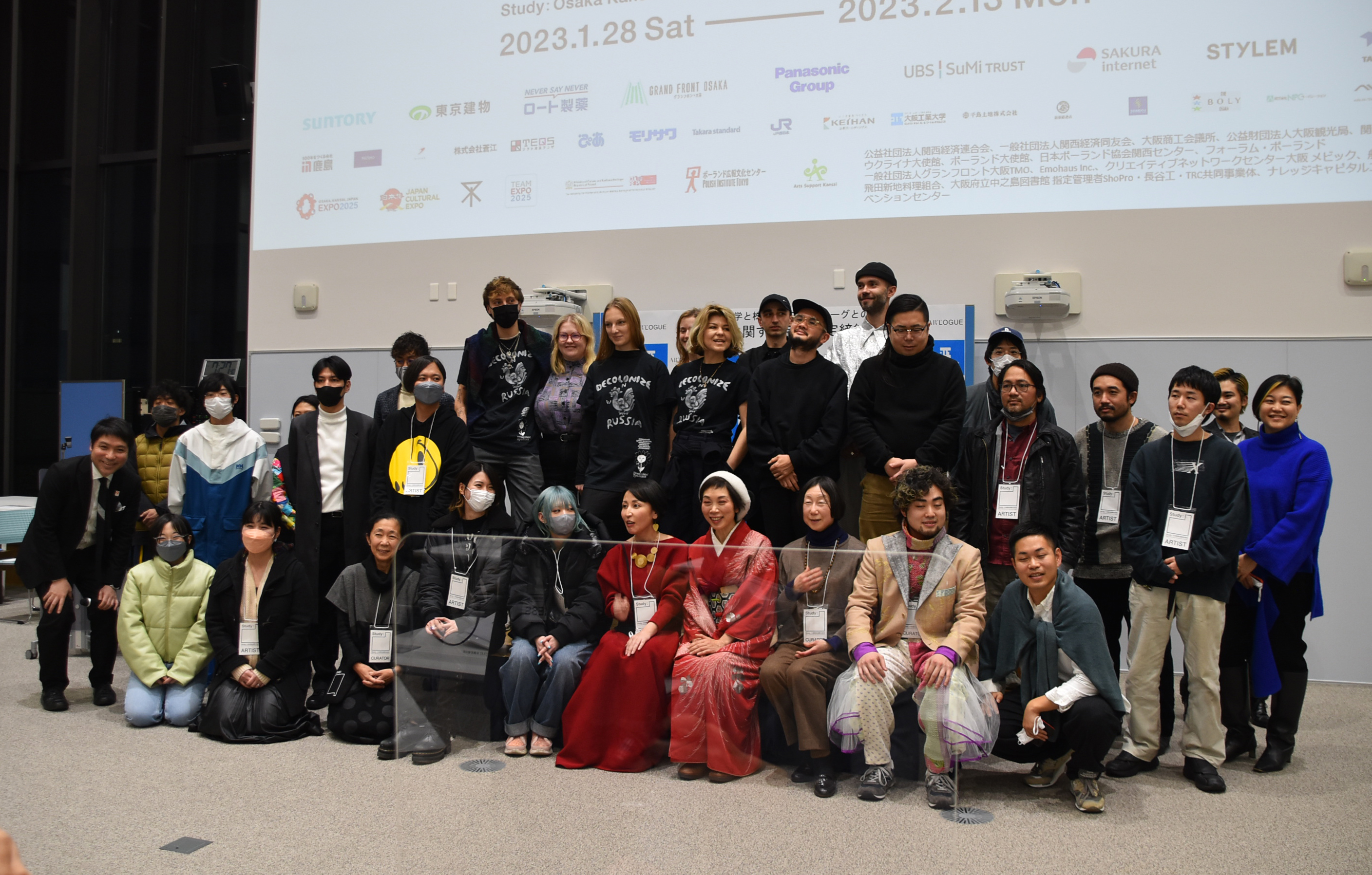 「Study：大阪関西国際芸術祭」の創設者・総合プロデューサーの鈴木大輔（一番左）と、芸術祭参加キュレーター、アーティスト