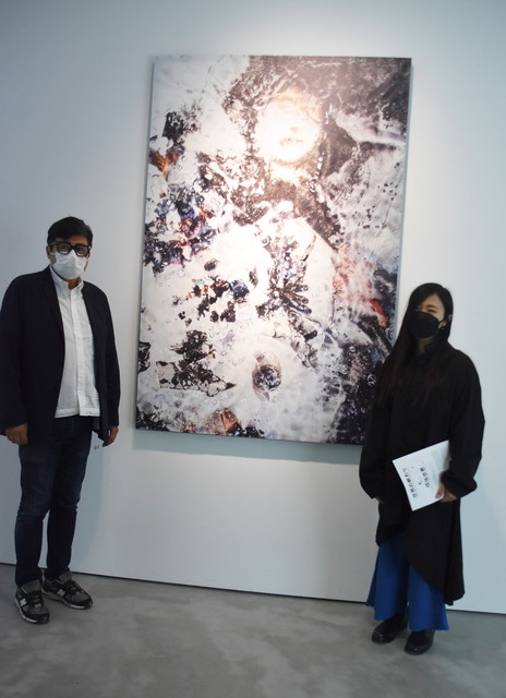 大小島真木の作品《ゴレム Form-02》の前で。（左から）飯田高誉氏、大小島真木氏