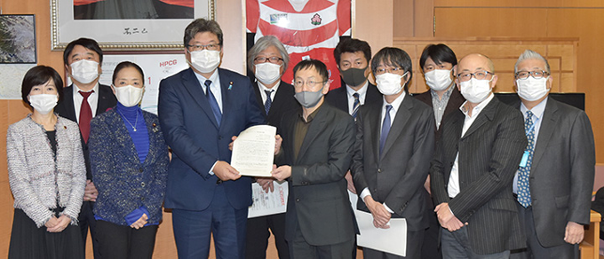 萩生田文科相（左から4人目）にライブイベントの営業縮小への協力金支給を要望する 音楽関係団体と浮島さん（左隣）ら　2021年１月１３日（文科省）