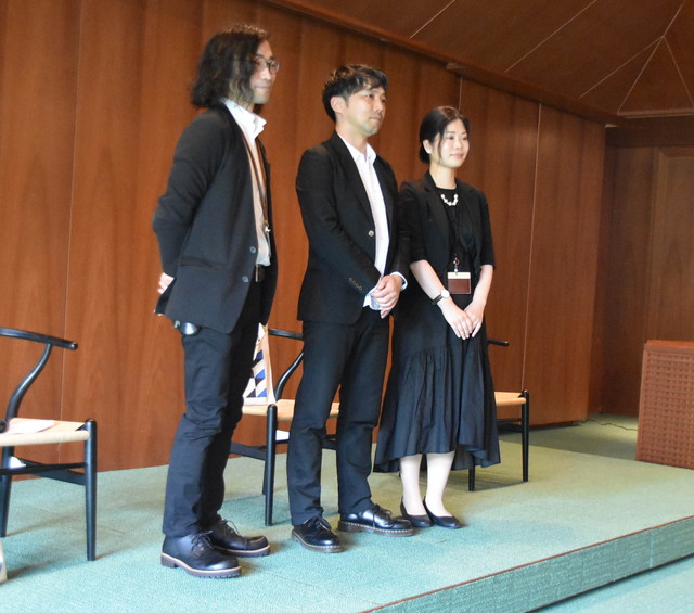 (左から)学芸員の荒井保洋氏、滋賀県立美術館館長、ディレクターの保坂健二朗氏、学芸員の大原由佳子氏