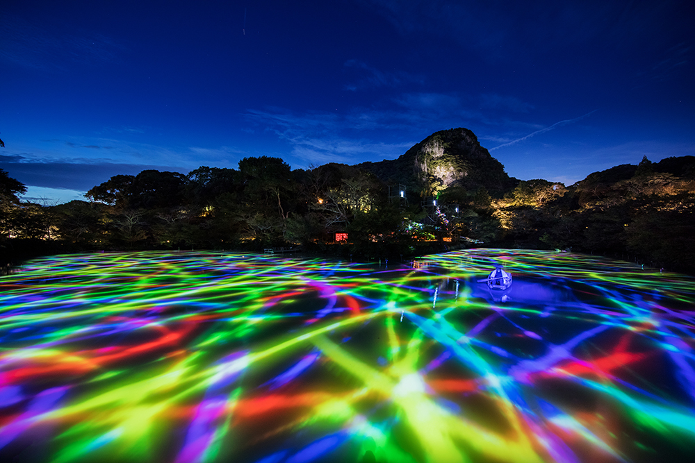 チームラボ《小舟と共に踊る鯉によって描かれる水面のドローイング – Mifuneyama Rakuen Pond》2015, Interactive Digitized Nature, 13min 24sec, Sound: Hideaki Takahashi © teamLab, courtesy Pace Gallery