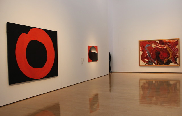 前身の兵庫県立近代美術館時代に「郷土ゆかりの美術」としてから始まった「具体」コレクション。そのトップ3が吉原治良、元永定正、白髪一雄だ。左から吉原治良《黒地に赤い円》、元永定正《作品（赤・黒）》、白髪一雄《天寿星混江竜（水滸伝豪傑の内）》