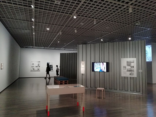 建築や映像をはじめとした作品を展示するゴードン・マッタ=クラーク展（2018年6月19日~9月17日）では、工場を彷彿とさせるようなインダストリアルな展示が目を引きました。