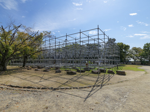 Rirkrit Tiravanija  untitled 2016 (this is A / this is not A / this is both A and not-A / this is neither A nor not-A) 2016 Mirrored tea room, scaffolding, two 3D printed Bonsai sculptures Collection of Ishikawa Foundation Courtesy of the artist and GALLERY SIDE 2 © Okayama Art Summit 2016 Photo: Yasushi Ichikawa