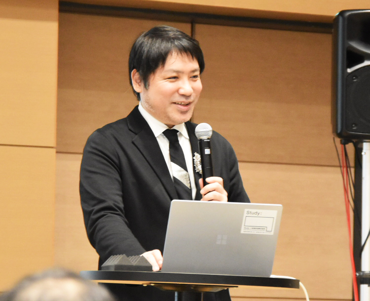 「Study：大阪関西国際芸術祭 vol.3 」のオーガナイザー株式会社ARTLOGUE代表取締役CEO、総合プロデューサーを務める鈴木大輔