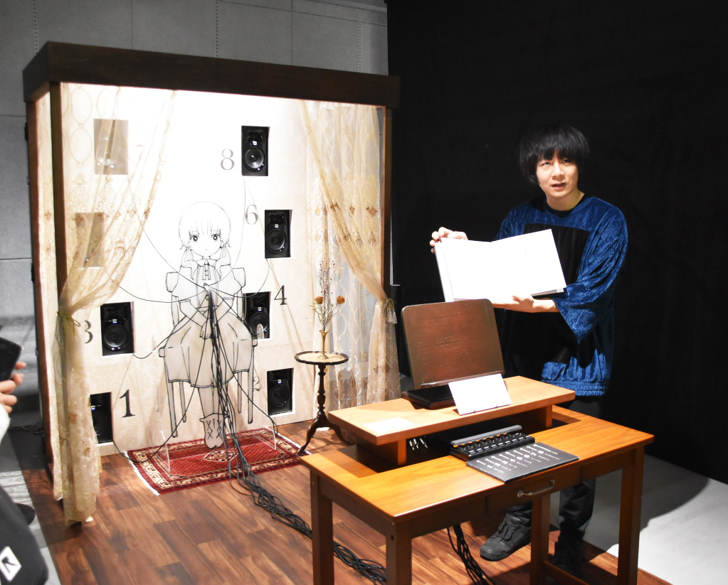 「拡張される音楽 Augmented Music」の展示風景。(左)佐久間洋司氏