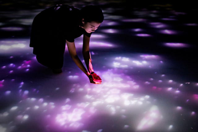 teamLab, ​Drawing on the Water Surface Created by the Dance of Koi and People - Infinity​ , 2016-2018, Interactive Digital Installation, Endless, Sound: Hideaki Takahashi  © teamLab  teamLab  is  represented  by  Pace  Gallery 