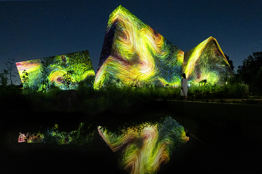 チームラボ《風の中の散逸する鳥の彫刻群》2022, Interactive Digital Installation, Raised earth, Birds, Wind, Flora, H7300 mm W11550 mm (left), H7610 mm W111820 mm (center), H7670 mm W12300 mm (right), Sound: Hideaki Takahashi © teamLab, courtesy Pace Gallery