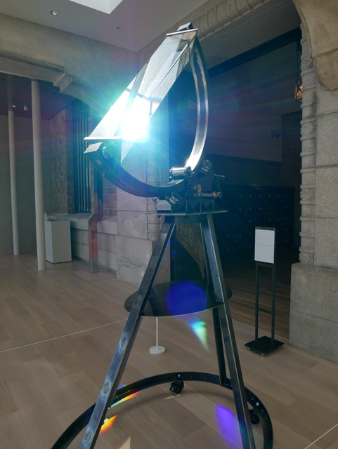 会場外の廊下には《アイザック・ニュートン式スペクトル観測装置》が置かれています 会場外の廊下には《アイザック・ニュートン式スペクトル観測装置》が置かれています 《アイザック・ニュートン式スペクトル観測装置》2020 ​​​​​​​©Hiroshi Sugimoto