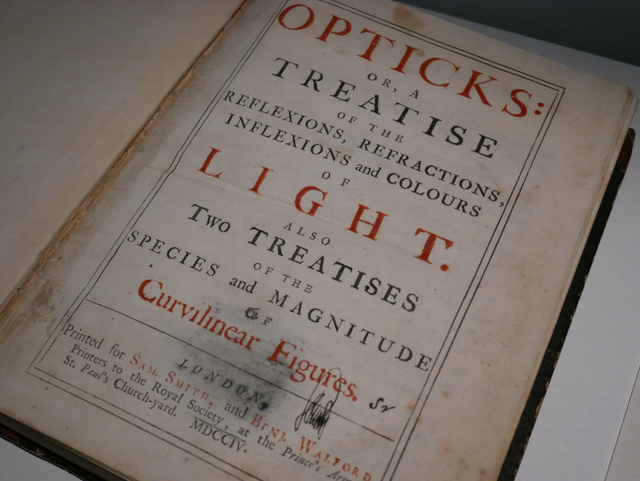 杉本氏がニューヨークでの古書オークション下見会場で偶然手に入れたアイザック・ニュートンの『光学』英語版初版 《アイザック・ニュートン『光学』初版》1704 小田原文化財団蔵