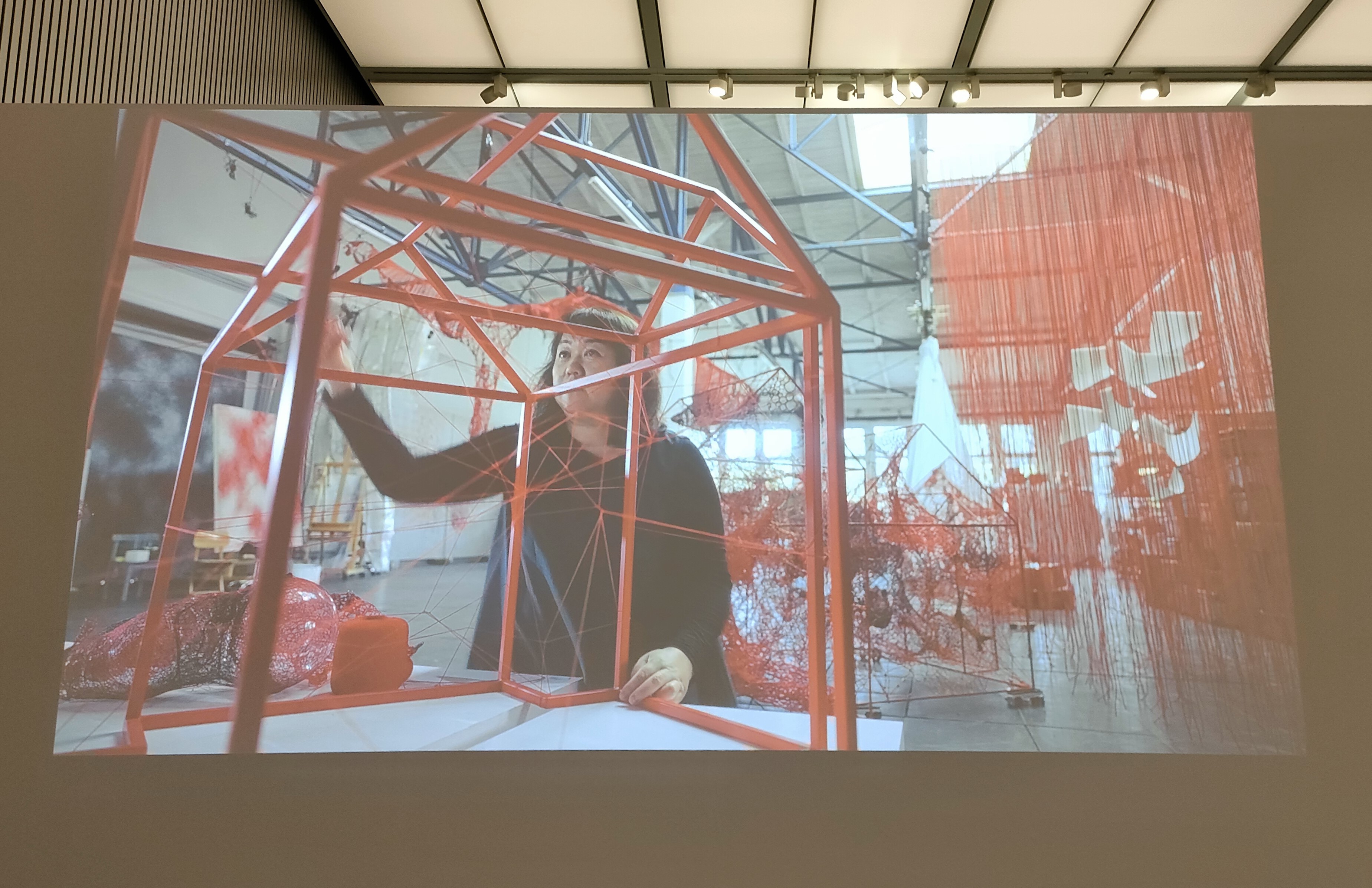 ベルリンでのインタビュー映像では、塩田さんの日常生活や創作にまつわるエピソードが語られています