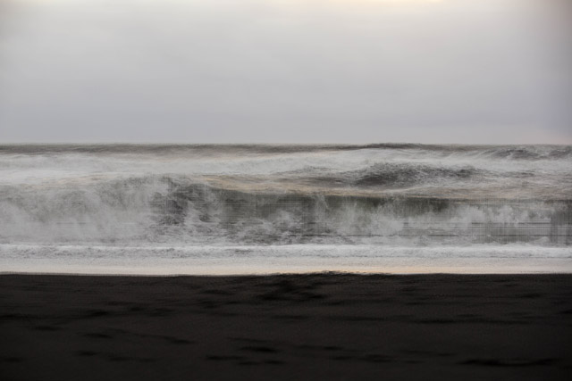 「Utopia」シリーズより。アイスランドで撮影した海辺の写真。同じ砂浜の光景が時間を変えて混ざり合っている　© Kenryou Gu
