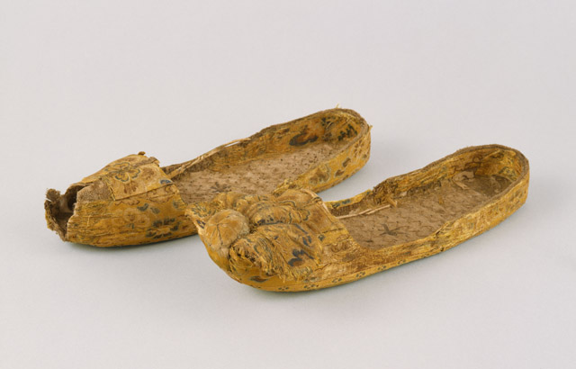 繡線鞋(ぬいのせんがい)(その 1):「第 70 回正倉院展」奈良国立博物館 会期「10月27日~11月12日」