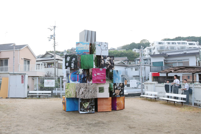 《デコレータークラブ ー衝動とその周辺にあるものー》2015 240 枚の写真、40 個の木箱 4500 mm x 3500 mm 神戸市塩屋東市民公園 *参考図版:A-Lab Exhibition Vol.16「飯川雄大個展 デコレータークラブ 配置・調整・周遊」あまらぶアートラボ「A-Lab(えーらぼ)」