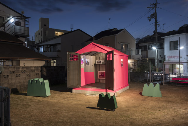 《デコレータークラブーピンクの家ー》2017 ポリエチレン・木材・蛍光塗料 2200mm×2500mm×3000mm 神戸市塩屋東市民公園 *参考図版:A-Lab Exhibition Vol.16「飯川雄大個展 デコレータークラブ 配置・調整・周遊」あまらぶアートラボ「A-Lab(えーらぼ)」