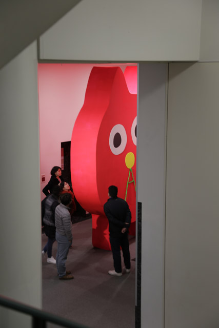 《デコレータークラブーピンクの猫の小林さんー》2017 木材、蛍光塗料 400 x 540 cm 展示風景:「ゲンビどこでも企画公募2017」広島市現代美術館 *参考図版:A-Lab Exhibition Vol.16「飯川雄大個展 デコレータークラブ 配置・調整・周遊」あまらぶアートラボ「A-Lab(えーらぼ)」