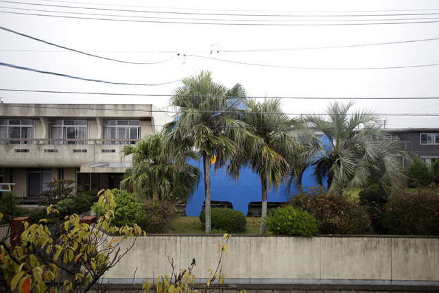 《デコレータークラブー空色の小林さんー》2017 木材・蛍光塗料 8500mm×11000mm *参考図版:A-Lab Exhibition Vol.16「飯川雄大個展 デコレータークラブ 配置・調整・周遊」あまらぶアートラボ「A-Lab(えーらぼ)」