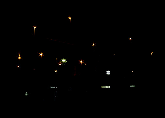 《フェードアウト、フェードアップー高速道路ー》2012 インクジェットプリント 560mm×420mm *参考図版:A-Lab Exhibition Vol.16「飯川雄大個展 デコレータークラブ 配置・調整・周遊」あまらぶアートラボ「A-Lab(えーらぼ)」