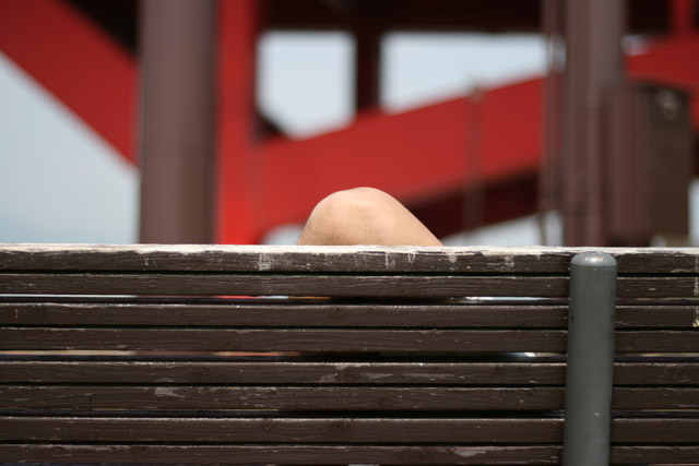 《時の演習用時計ーGood Situationー》2018 ビデオ 24 時間のループ *参考図版:A-Lab Exhibition Vol.16「飯川雄大個展 デコレータークラブ 配置・調整・周遊」あまらぶアートラボ「A-Lab(えーらぼ)」