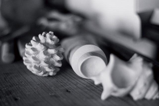 制作中画像 (c) Keigo Kamide:「上出惠悟 磁彫展」横浜髙島屋 美術画廊