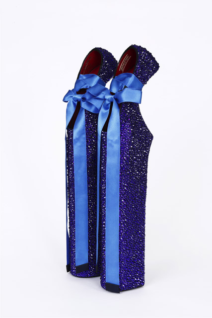 舘鼻則孝 Noritaka Tatehanaka Heel-less Shoes (Lady Pointe) 2018 Photo by Keizo Kioku © NORITAKA TATEHANA, Courtesy of KOSAKU KANECHIKA:舘⿐則孝「Beyond the Vanishing Point」KOSAKU KANECHIKA