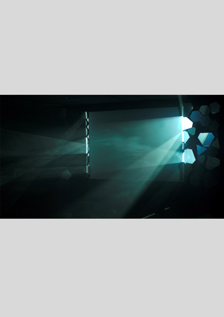 《Silver Screen》2012 年、映像(20 分/白黒)、鏡、プロジェクター、PC 展示風景:ニューアート展 NEXT 2012 動く絵、描かれる時間:Phantasmagoria、横浜市民ギャラリー ©SHIMURAbros 《Silver Screen》2012 年、映像(20 分/白黒)、鏡、プロジェクター、PC 展示風景:ニューアート展 NEXT 2012 動く絵、描かれる時間:Phantasmagoria、横浜市民ギャラリー ©SHIMURAbros:SHIMURAbros「Film Without Film 映画なしの映画」展 ポーラ美術館