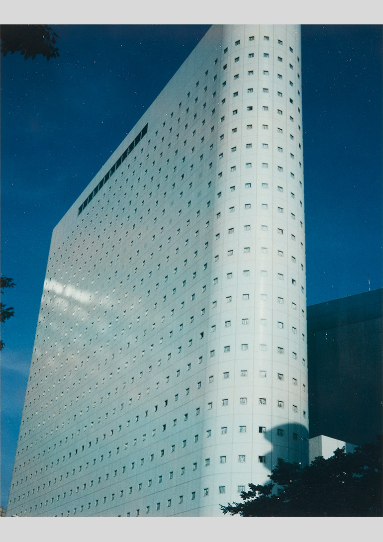 築地仁、「母型都市」、1983-1984 年、ポラロイド、11.4 x 8.9 cm<br>© Hitoshi Tsukiji / Courtesy of Taka Ishii Gallery Photography / Film 築地仁、「母型都市」、1983-1984 年、ポラロイド、11.4 x 8.9 cm © Hitoshi Tsukiji / Courtesy of Taka Ishii Gallery Photography / Film:築地仁「母型都市」タカ・イシイギャラリー フォトグラフィー/フィルム