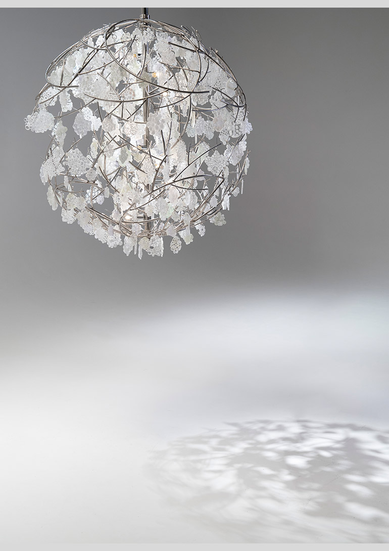 「時の花」2018年 ガラスステンレス LED電球 ※撮影「白の美術館」テレビ朝日/BS朝日 「時の花」2018年 ガラスステンレス LED電球 ※撮影「白の美術館」テレビ朝日/BS朝日:「時の花 - イイノナホ展 -」ポーラ ミュージアム アネックス