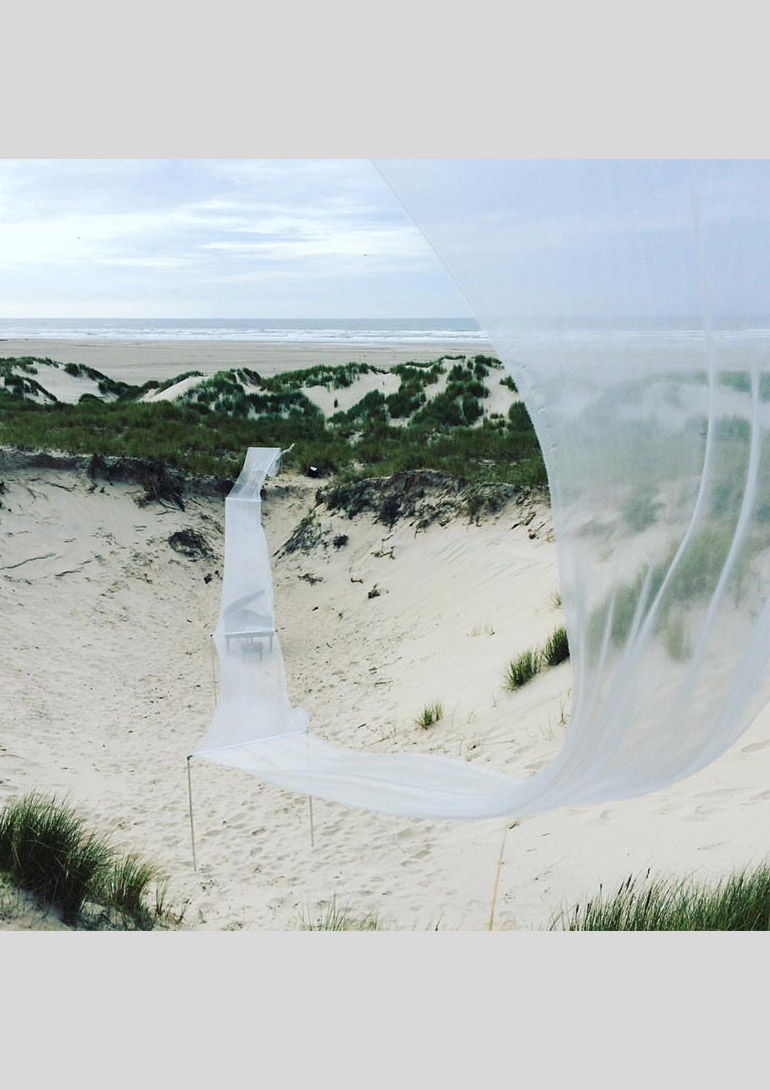 Installation performance Woman in the Dunes, Oerol Festival 2016, Terschelling, the Netherlands|2016|©Tomoko Mukaiyama Installation performance Woman in the Dunes, Oerol Festival 2016, Terschelling, the Netherlands|2016|©Tomoko Mukaiyama:「ピアニスト」 向井山朋子展 銀座メゾンエルメス フォーラム