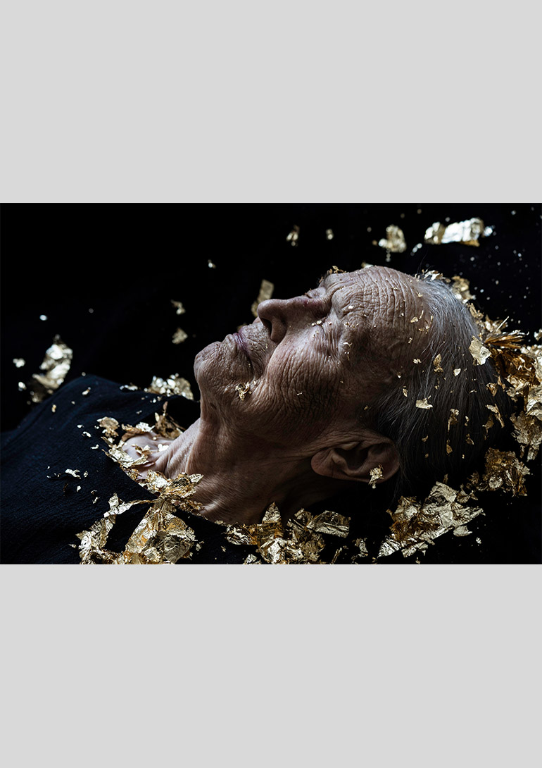 《Helmiriitta》 (2016) Photograph 40 x 60 cm 《Helmiriitta》 (2016) Photograph 40 x 60 cm:マリタ・リウリア展「Golden Age」スパイラルガーデン