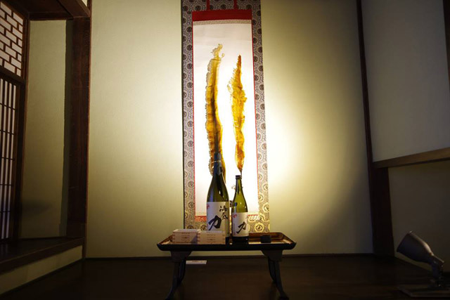 床の間には、コンブの掛け軸と合わせて日本酒「海底力」を展示：「自然史博物館が仕かける 「Where culture meets nature」展」赤坂志乃