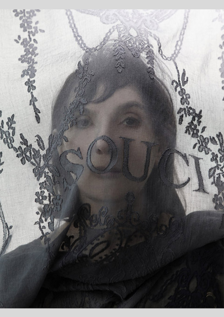 ソフィ カル ポートレイト Photo:Jean-Baptiste Mondino ソフィ カル ポートレイト Photo:Jean-Baptiste Mondino:「ソフィ カル ― 限局性激痛」原美術館コレクションより 原美術館