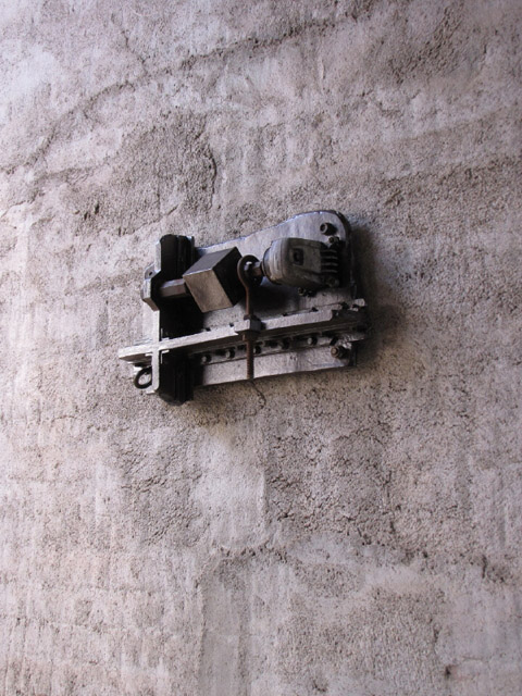 ヘキメンノシコウNo.31-秘められた音へ　2009年　24×41×9cm ミクスドメディア　陶、ボルト、ナット、モーターヘッド　 クロアチア陶磁財団蔵