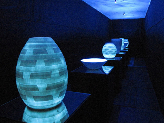 輝器（KAGAYAKI）‐光の器　2013年 表現媒体　ミクスドメディア　信楽透土（滋賀県登録商標　信楽透器）、 ブラックライト蛍光管、LEDブラックライト、蛍光材　 神戸ビエンナーレ２０１３出展