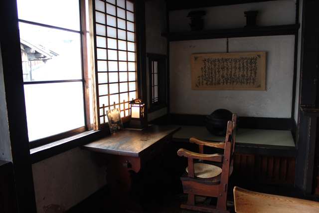 2階にある寬次郎の書斎。河井寬次郎記念館では自由に椅子に座って、寬次郎が過ごしたときに思いをはせることができます