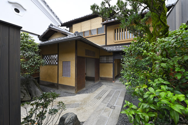 京町家をリノベーションした、住まうように泊まれる宿泊施設「京の温所 