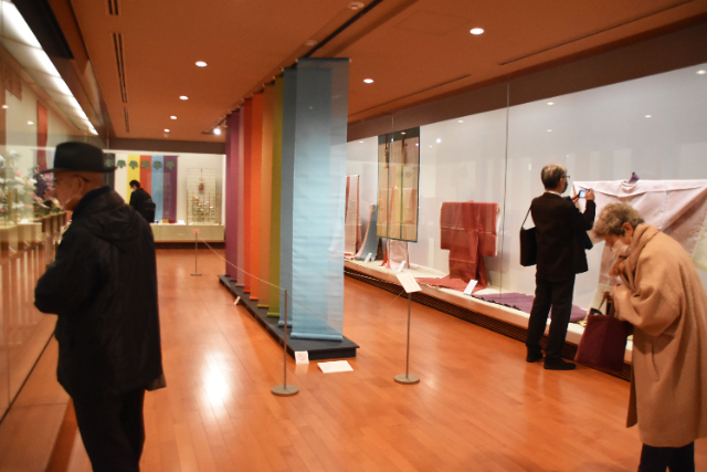 日本の色彩の美意識に迫る特別展「日本の色―吉岡幸雄の仕事と蒐集—」