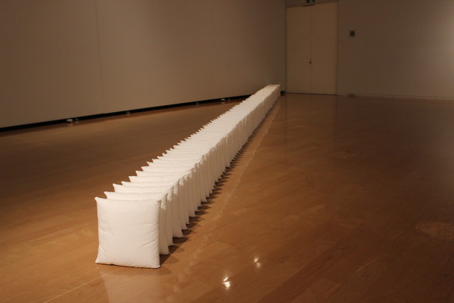 展示空間を二分する、森内敬子《作品》1968/2004