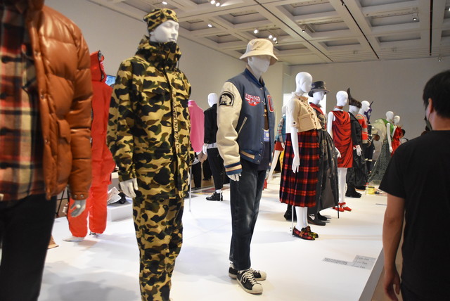「5章:1990年代 渋谷・原宿から発信された新たなファッション」の展示風景
