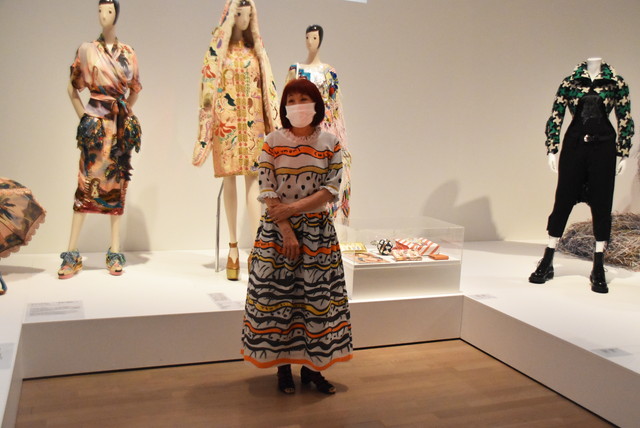 「6章：2000年代　世界に飛躍した「Kawaii」」の展示会場に登場した『TSUMORI CHISATO（ツモリチサト）』のデザイナーである津森千里さん