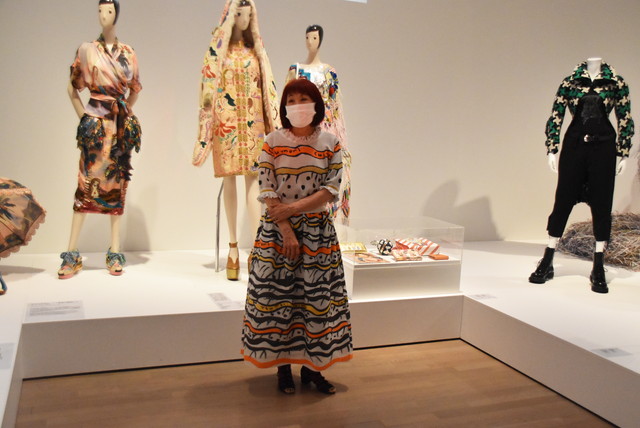 「6章:2000年代 世界に飛躍した「Kawaii」」の展示会場に登場した『TSUMORI CHISATO(ツモリチサト)』のデザイナーである津森千里さん