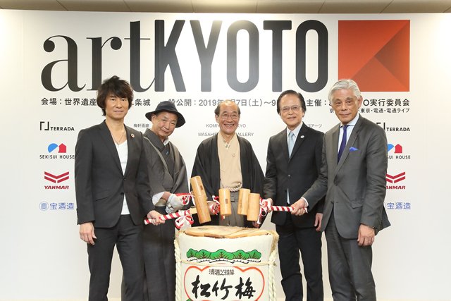 artKYOTO 実⾏委員会　左から來住さん、渡邉さん、門川市長、佐々木さん、近藤さん