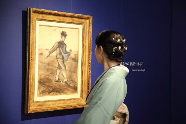 ゴッホの水彩画(NUKAGA GALLERY)を眺める来場者