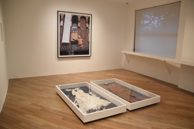 展示の様子、壁 《なにものかへのレクイエム(MISHIMA 1970.11.25-2006.4.6) 》