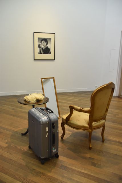 展示の様子、手前《エゴ・オブスクラの部屋》（2018-2020）、奥《鏡を持つ自画像》（1994）