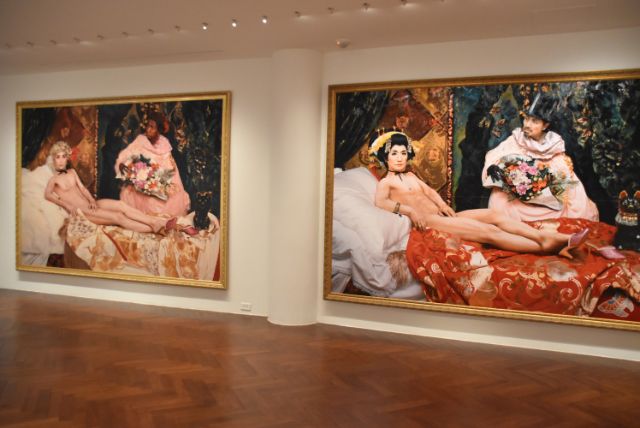 展示の様子、(左から)《肖像(双子)》(1988)、《モデルヌ・オランピア 2018》(2018)