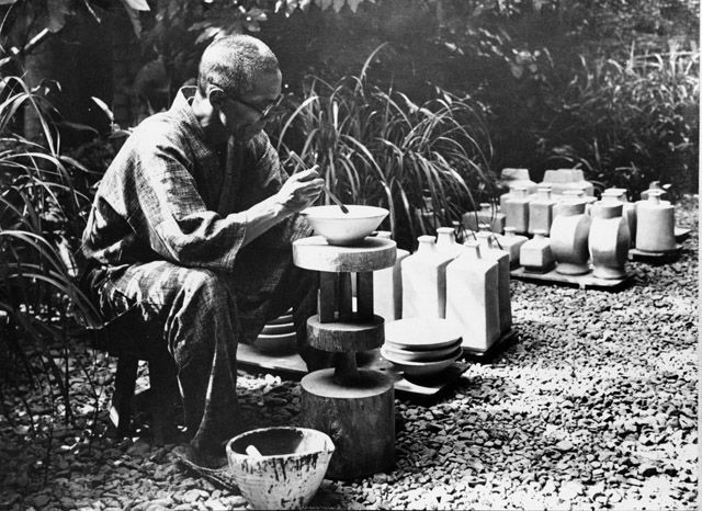 庭で絵付けをする河井寬次郎(1939年頃)
