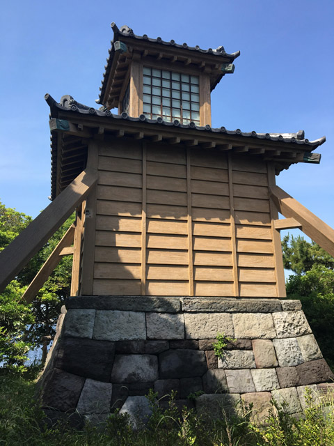 「かがり屋」「灯明台」などと呼ばれていた江戸時代の灯台 （2018年5月神奈川県にて筆者撮影）