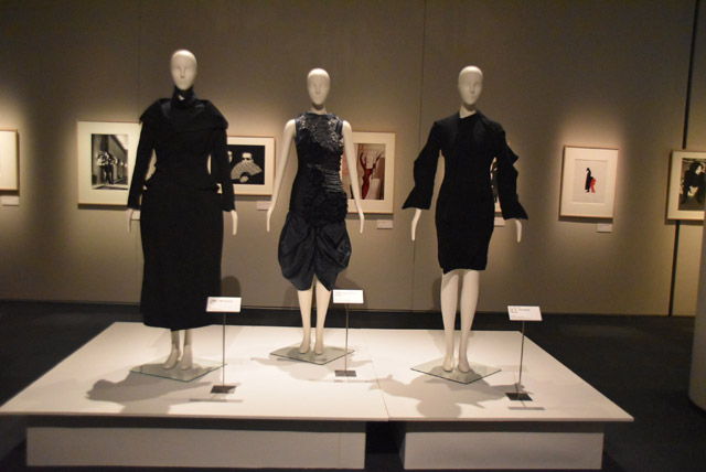 第4章「ファッション：イメージと対象」の展示風景<br>（左から）山本耀司のドレス（2002年）、コム・デ・ギャルソンの川久保玲のドレス（1997年）、三宅一生のロングセーター（1980年代）
