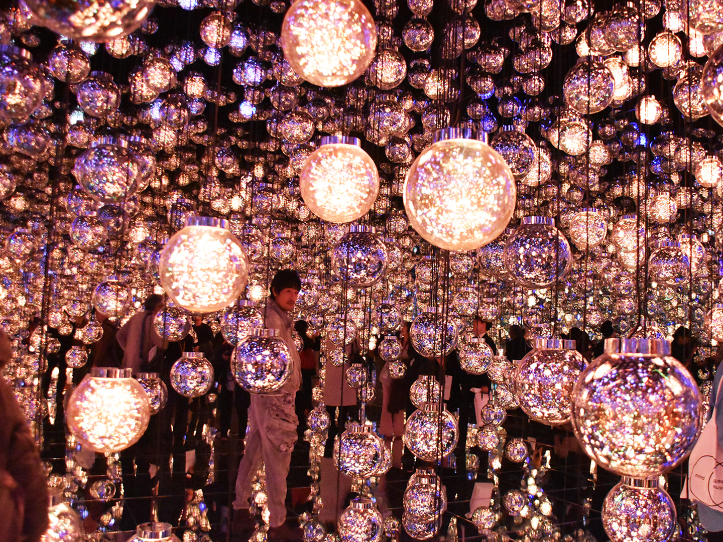 《Bubble Universe: 実体光、光のシャボン玉、ぷるんぷるんの光、環境によって生み出される光 》